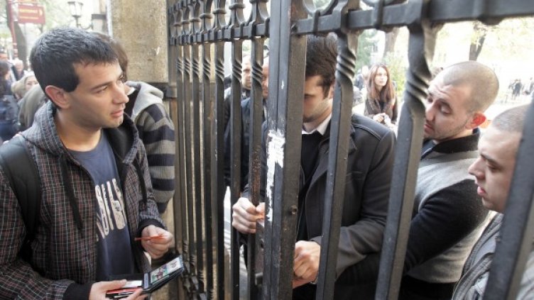 Студенти продължават да окупират Ректората. Снимка: БТА