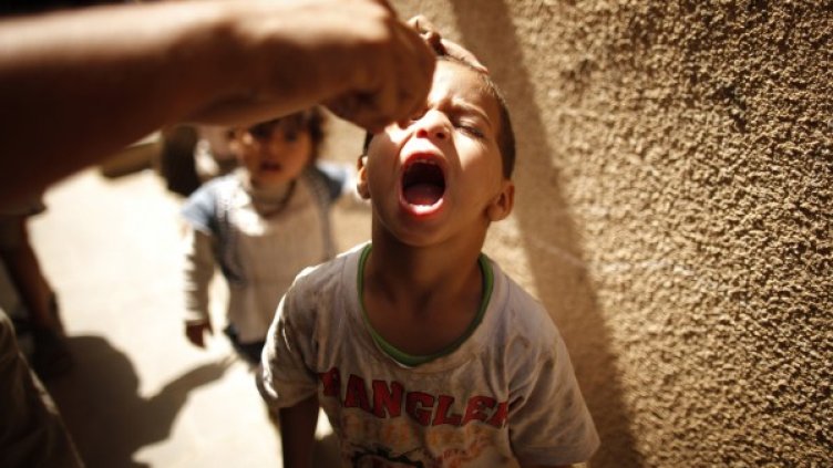 Дават на дете ваксина срещу детски паралич. Снимка: архив, Reuters