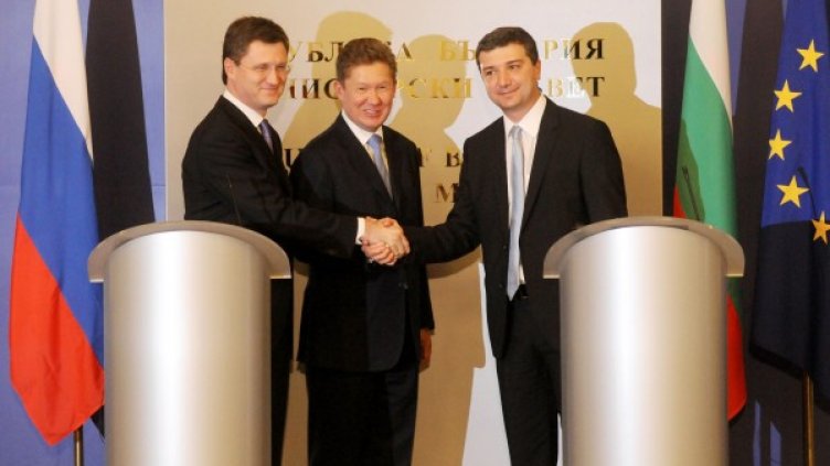 Руският министърът на енергетиката Александър Новак, председателят на Управителния съвет на „Газпром“ Алексей Милер и енергийният министър Драгомир Стойнев. Снимка: Булфото