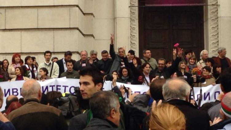 Праподаватели от СУ държат плакат. Снимка: "Ранобудните студенти"