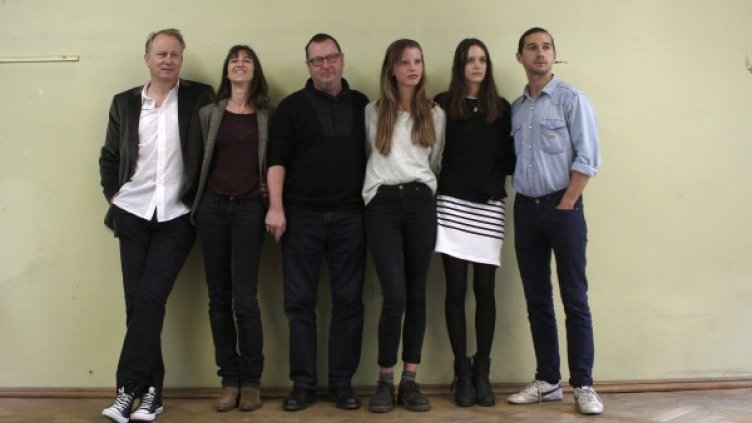 Ларс фон Триер с част от актьорите в "Нимфоманка". Снимка: Reuters