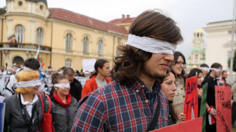 Млади лица, завързани очи. Зоват: "Събудете се!"