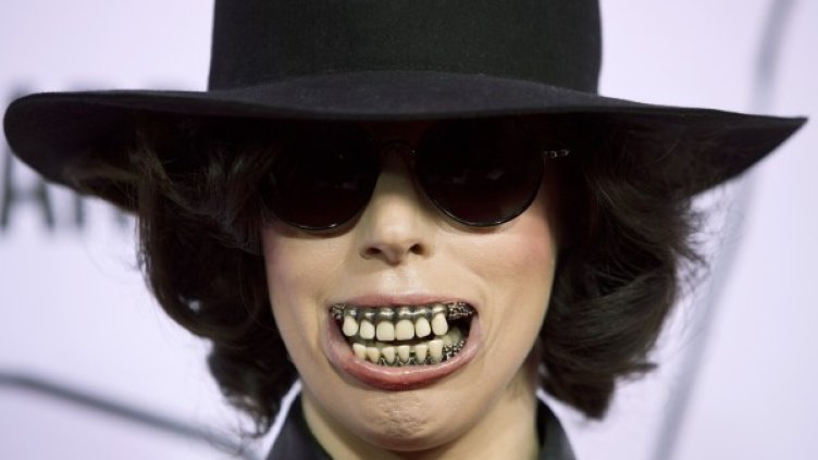 Кини не издържал на превъплъщенията на Гага. Снимка: Reuters