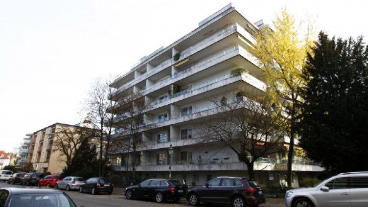 Картините са открити в апартамент в тази сграда. Снимка: Reuters