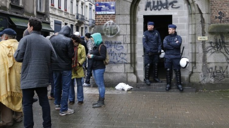 Полицията пази входа на сградата. Снимка: Reuters
