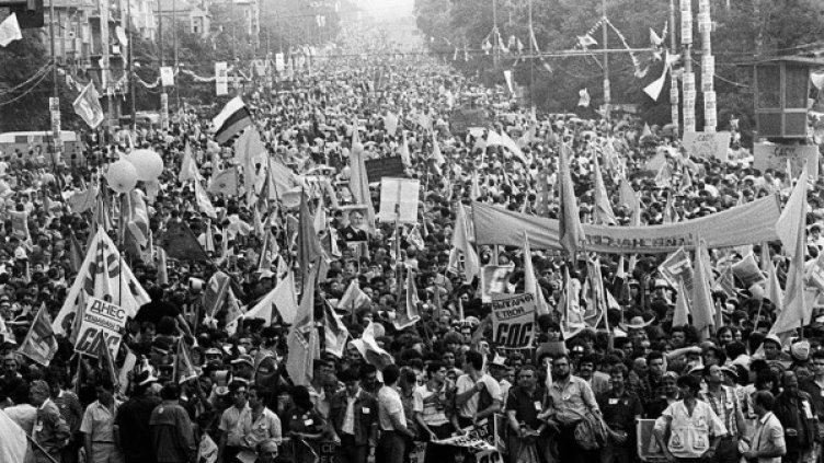 Изгубени в прехода - първият митинг, първият стриптийз...