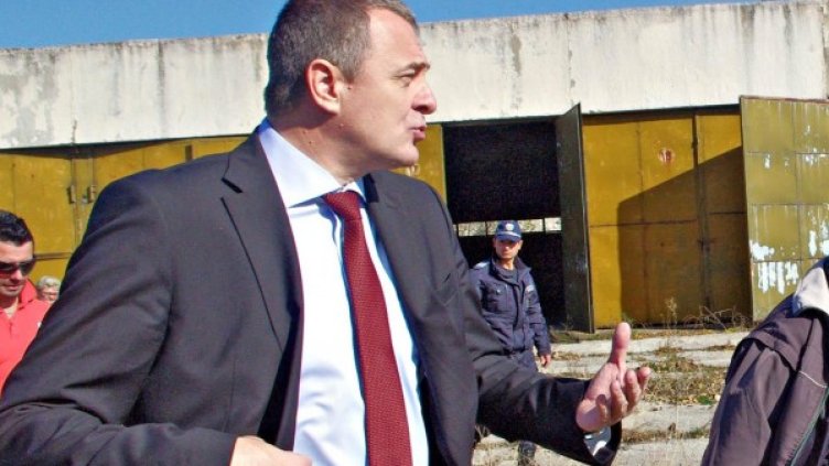 Йовчев в бившата военна база в Телиш, където се предвижда лагер за бежанци. Снимка: БулФото