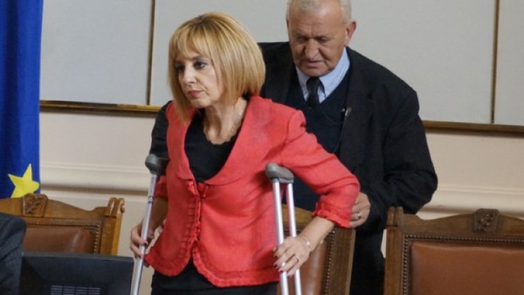Мая Манолова на куц крак в парламента 