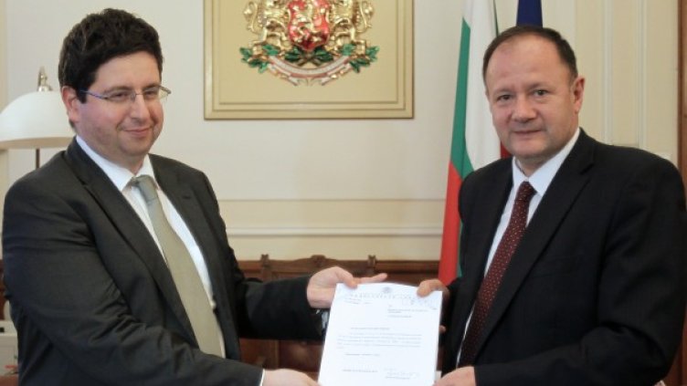 Финансовият министър Петър Чобанов предава на шефа на НС Михаил Миков бюджета за догодина. Снимка: архив, БТА