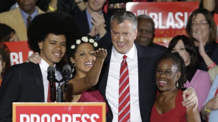 Бил де Блазио позира със семейството си. Снимка: БТА