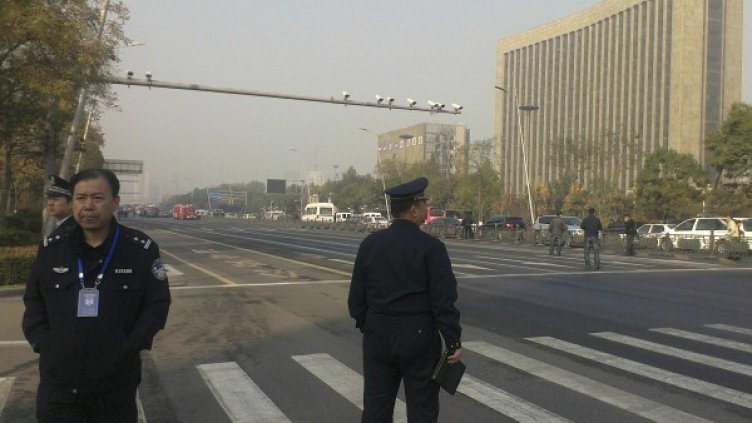 Полиция пред сградата на Китайската комунистическа партия в Шанси. Снимка: Reuters