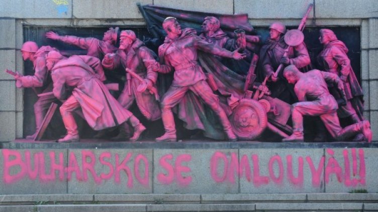 На 21 август Паметникът на Съветската армия в София осъмна боядисан в розово. Снимка: Булфото, архив