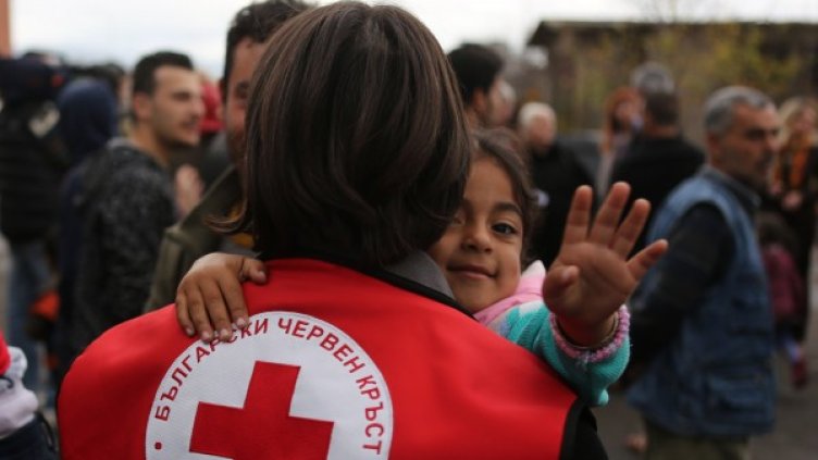 И у нас децата от Сирия се подлагат на имунизации срещу болестта. Снимка: БТА