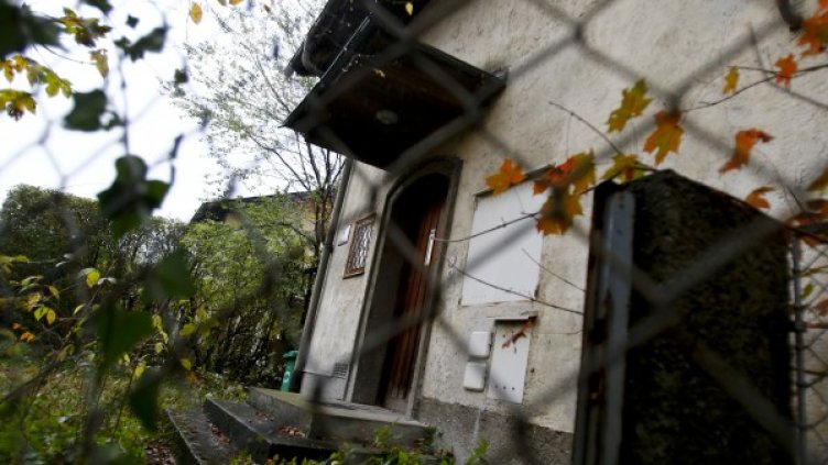 В тази невзрачна къща са намерени откраднатите картини. Снимка: Ройтерс