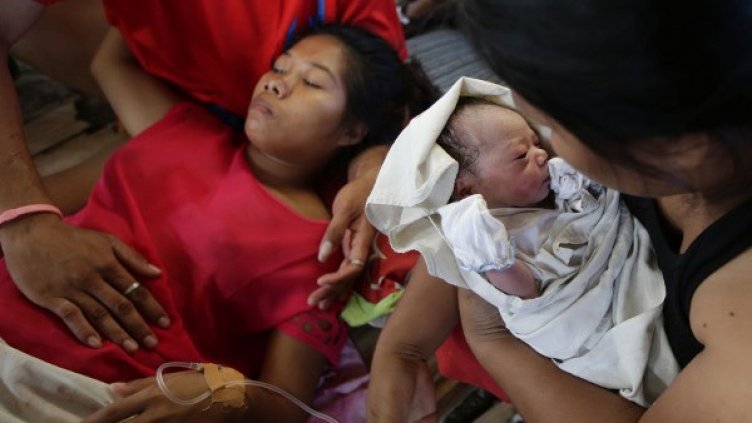 Новороденото бебе и майката. Град Таклобан. Снимка: БТА