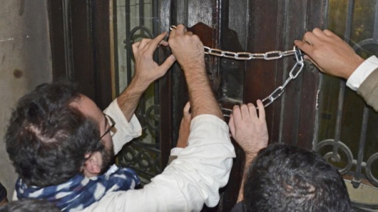 Студенти връзват с верига вратите на университета. Снимка: Булфото