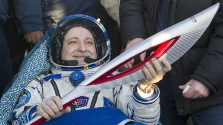 Фьодор Юрчихин държи факела с олимпийския огън след приземяването. Снимка: БТА