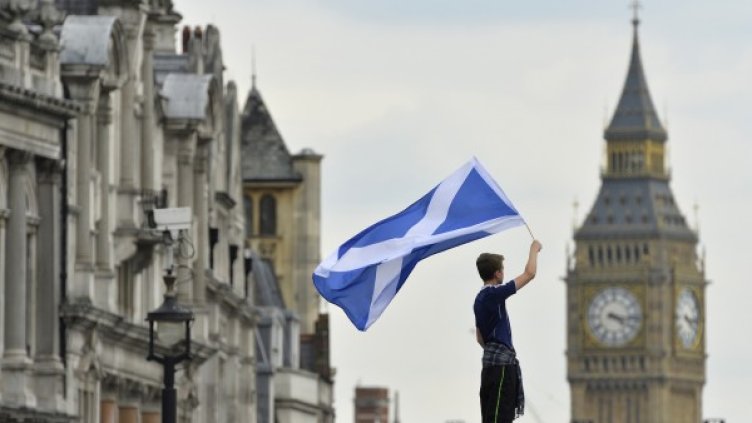 Футболен фен развява знамето на Шотландия. Снимка: архив, Reuters