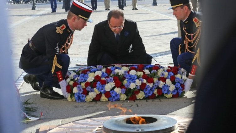 Оланд поднася венец пред гроба на незнайния воин до Триумфалната арка. Снимка: БТА
