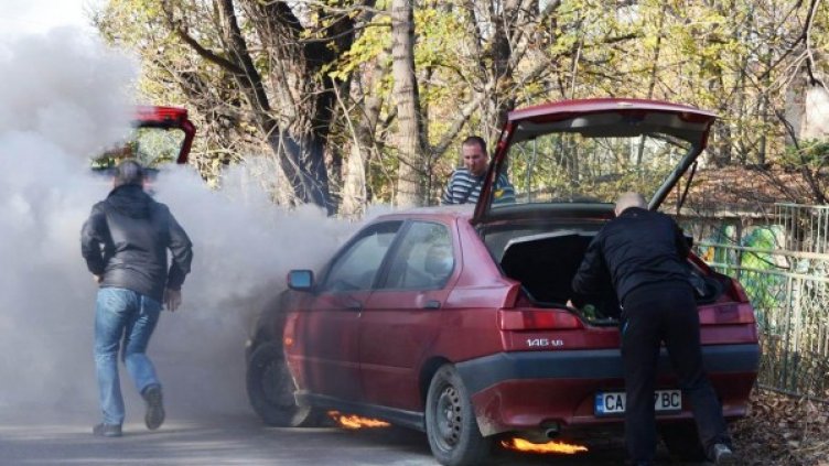 Пожар на кола. Снимка: Булфото