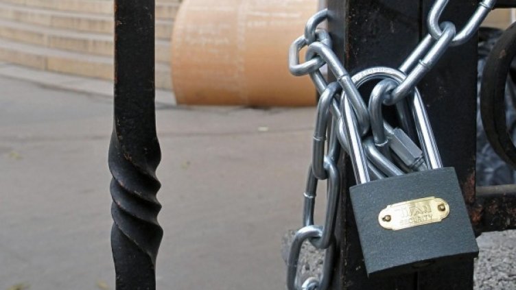 "Ранобудните" заключиха днес вратите на СУ. Снимка: Булфото