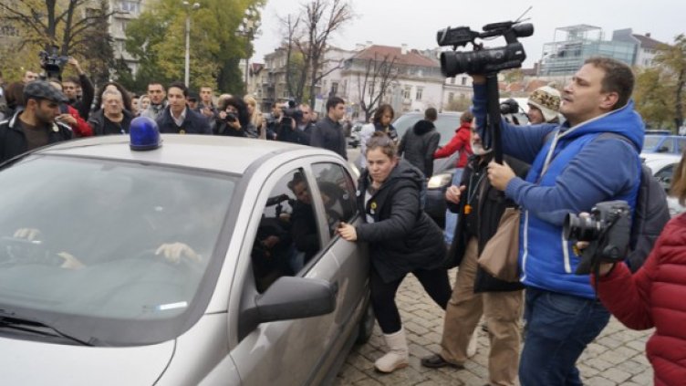 Служебните коли на НС под прицела на протестиращите. Снимка: София прес