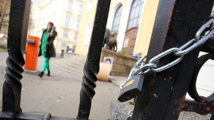 Катинарът днес ще бъде отключен, за да влезе администрацията. Снимка: БТА