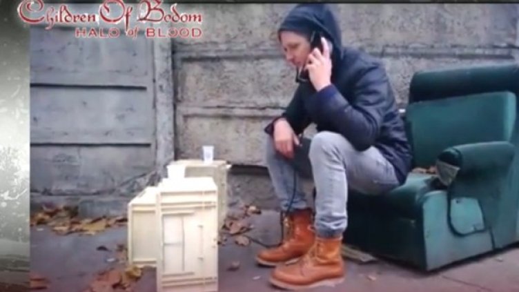 Хенка говори по телефона на български. Снимка: YouTube