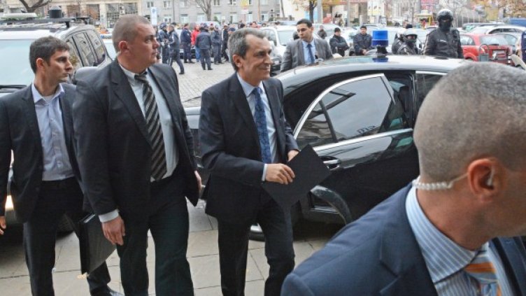 Усмивки от новите ленти &ndash; премиер и протестиращи