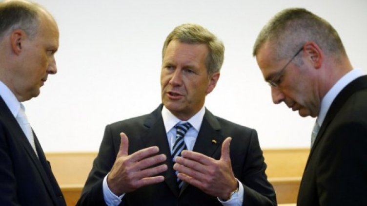 Кристиан Вулф с адвокатите си. Снимка: БТА