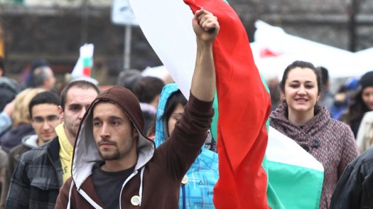 Младежи са се подредили и по тротоарите от двете страни на пътя. Снимка: архив, Булфото