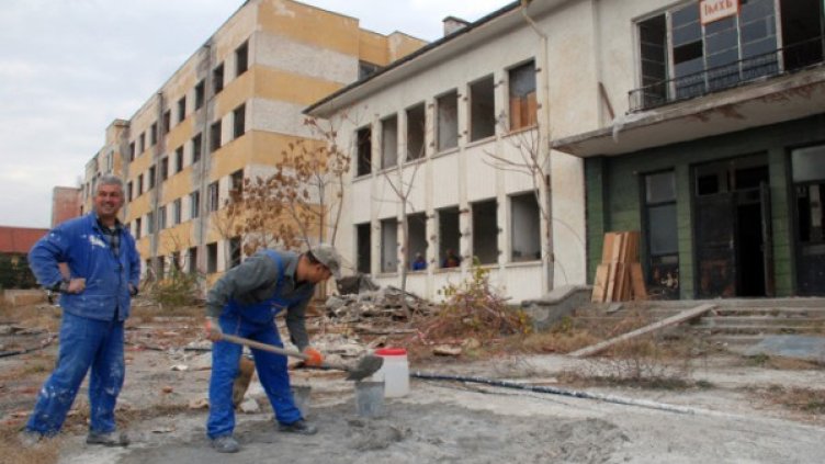 Ремонтират старите казармени помещения в непосредствена близост до бежанския център в Харманли, където ще бъдат настанени още 650 бежанци. Снимка: БТА