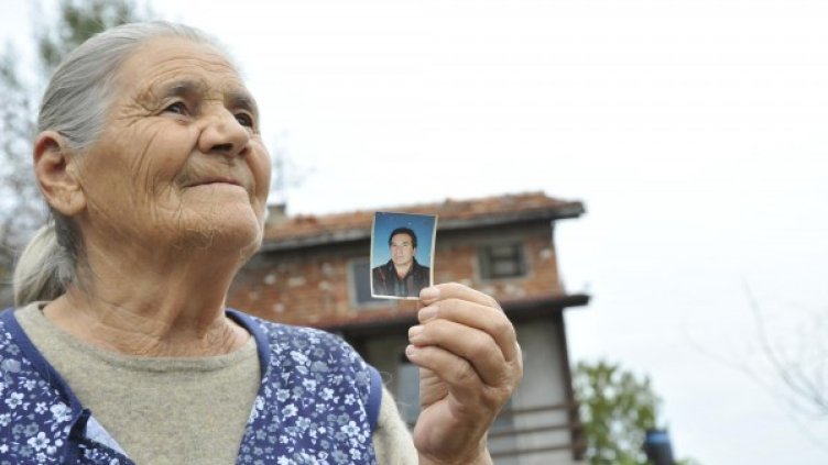 Майката на Чакъра държи негова снимка. Снимка: Булфото