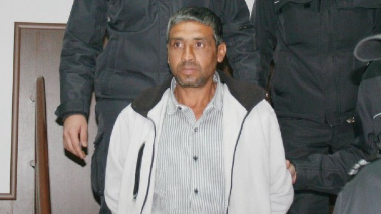 Гледане на мярката на убиеца от с. Рогош. Снимка Булфото