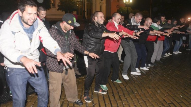 Младите правят мексиканска вълна. Снимка: Булфото