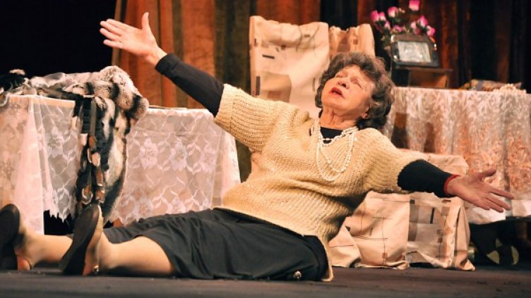 В разгара на слуховете, че е тежко болна актрисата бе на сцената. Снимка: БТА