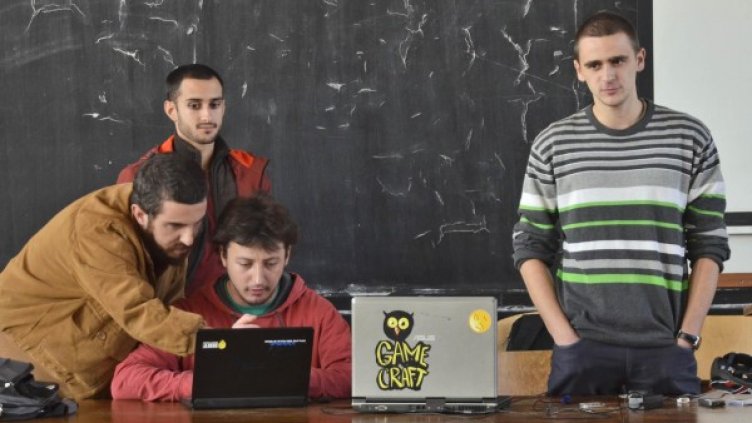 Ивайло Динев (вляво) със свои колеги в окипураната зала 272 на Ректората. Снимка: архив, Булфото