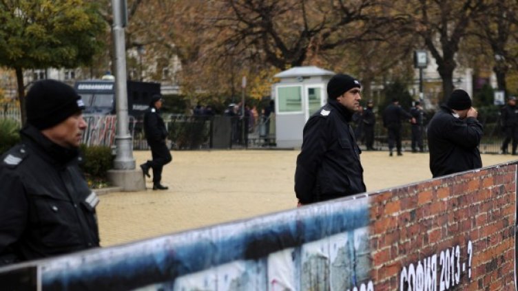 Парламентът е плътно ограден от полицаи. Снимка: БТА