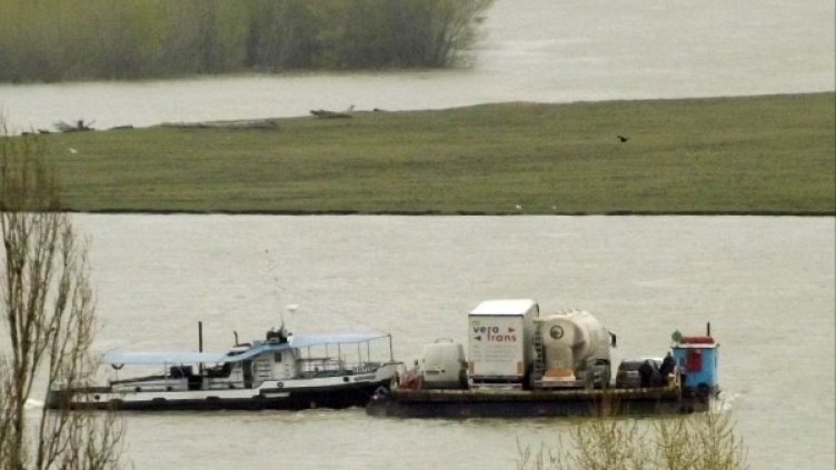 Пригодената на ферибот румънска платформа превозва по малък брой автомобили и ТИР-ове. Снимка: Булфото