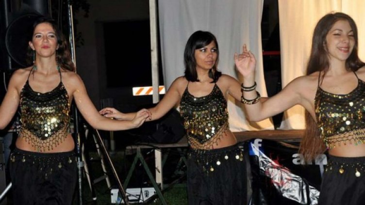 Адарди (в средата) се вихри на сцената. Снимка: Facebook