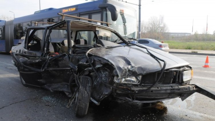 Мястото на тежката катастрофа. Снимка: Булфото
Блъснатият Фолскваген. Снимка: Булфото