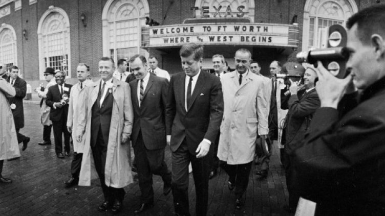 22 ноември 1963 г. - Президентът Кенеди и вицепрезидентът Линдън Джонсън /вдясно от него/ се разхождат във Форт Уърт, Тексас, а малко по-късно заминават за Тексас.  Снимка: БТА