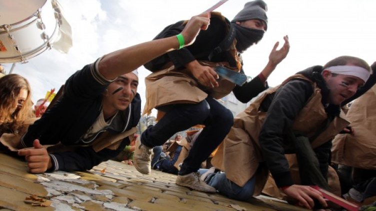 Войници с картонени калашници атакуваха с "Леви, леви..." 