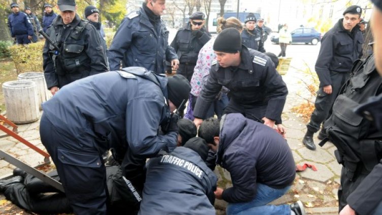 Лекарят и колегите на припадналия полицай. Снимка: Булфото