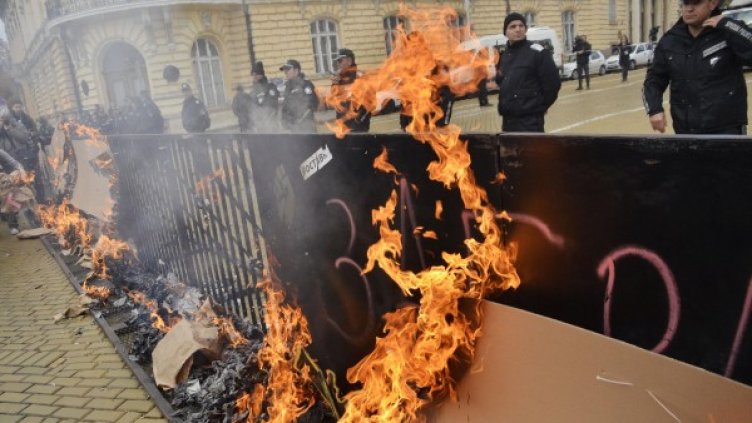 Протестът пред НС на 20 ноември.Снимка: Булфото