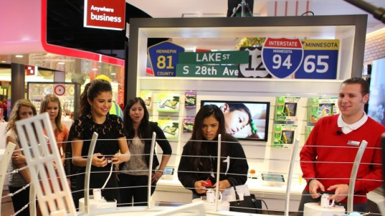 Селена Гомес открива първия нов обект на мобилния оператор. Снимка: Getty Images