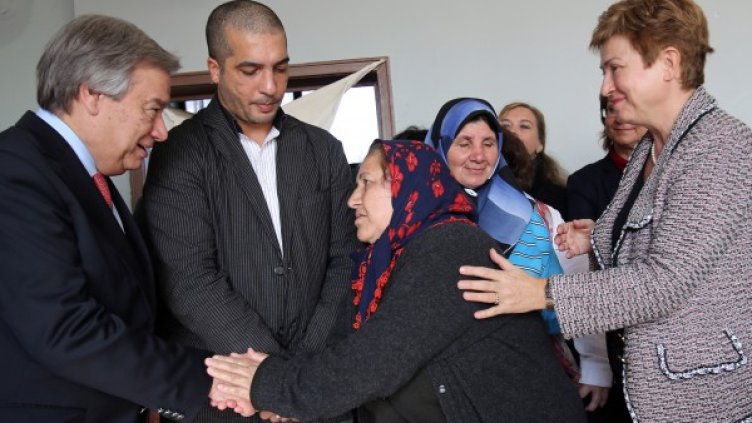 Антониу Гутериш и Кристалина Георгиева посетиха бежанския център във "Враждебна". Снимка: БТА