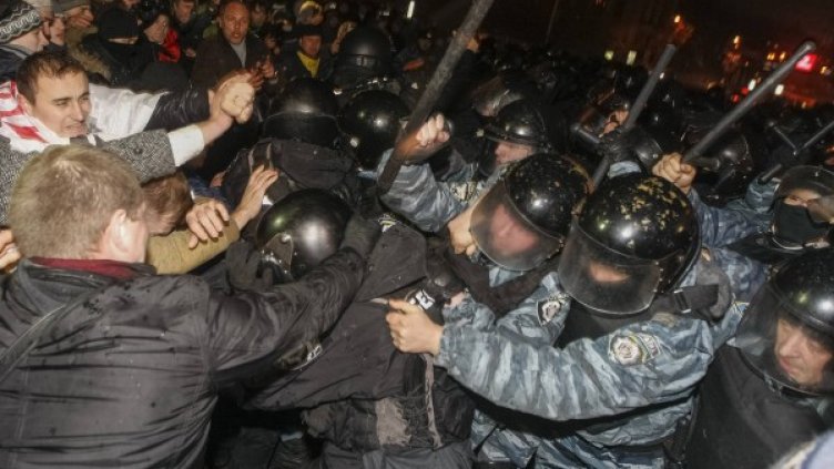 Протестите в центъра на Киев снощи. Снимка: Ройтерс