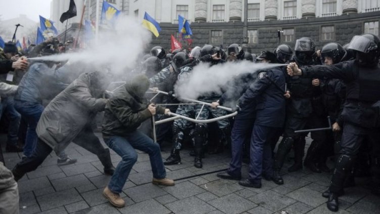 Сблъсъци между полиция и протестиращи имаше и вчера. Снимка: Ройтерс