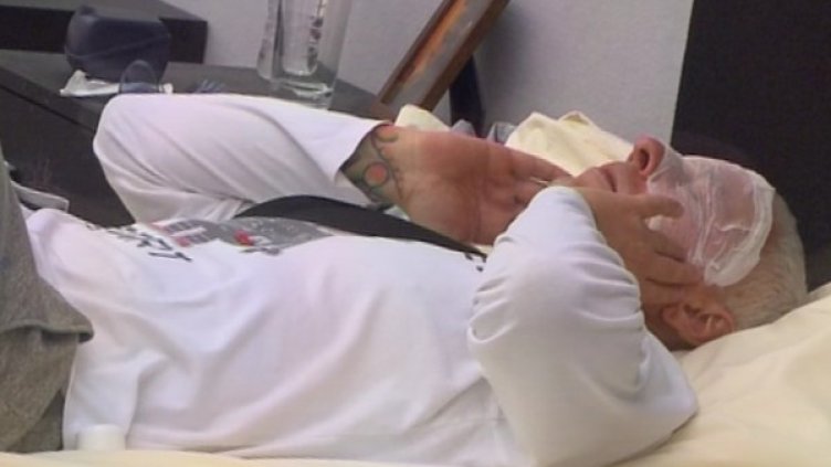 Стенли си прави компреси на очите, не издържа на изолацията. Снимка: TV7